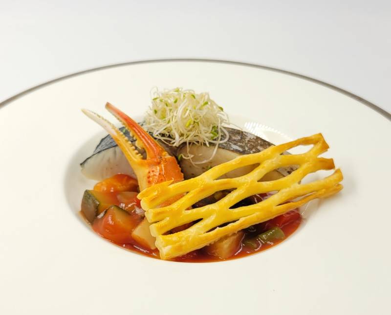 鱸のポワレとラタトゥイユ　ずわい蟹の爪を一緒に